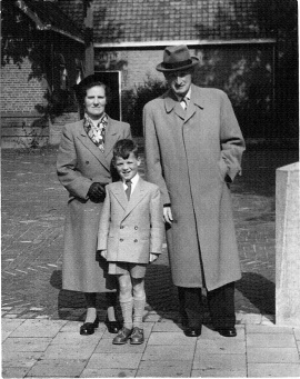 10.2 Martien van Iersel met zijn vader en moeder bij zijn 1e communie 19-05-1955.jpg